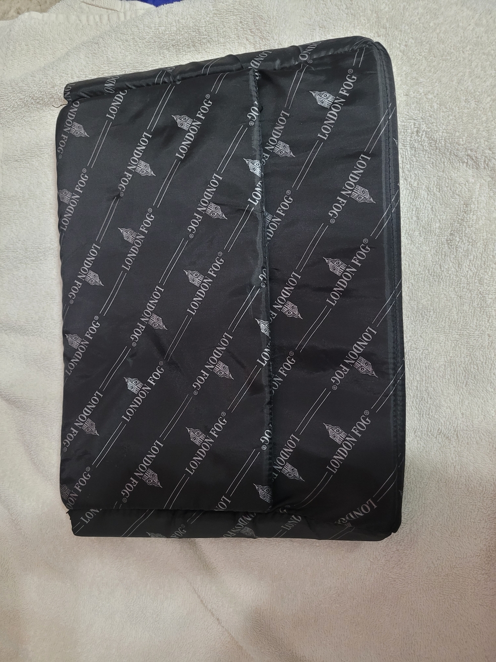 London Fog Themed Padded Laptop Case With Velcro